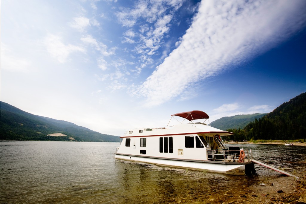 A house boat on a lake on a beautiful day
