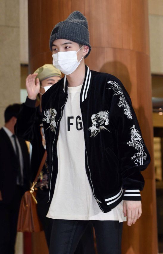 Kim Taehyung's airport look with Mute Boston Bag proves he is a fashion king